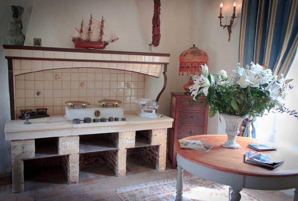 Gite Des Carmes And Spa Le Thor Esterno foto
